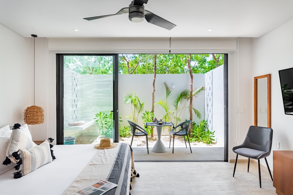 Standard Studio, 1 King Bed, Garden View