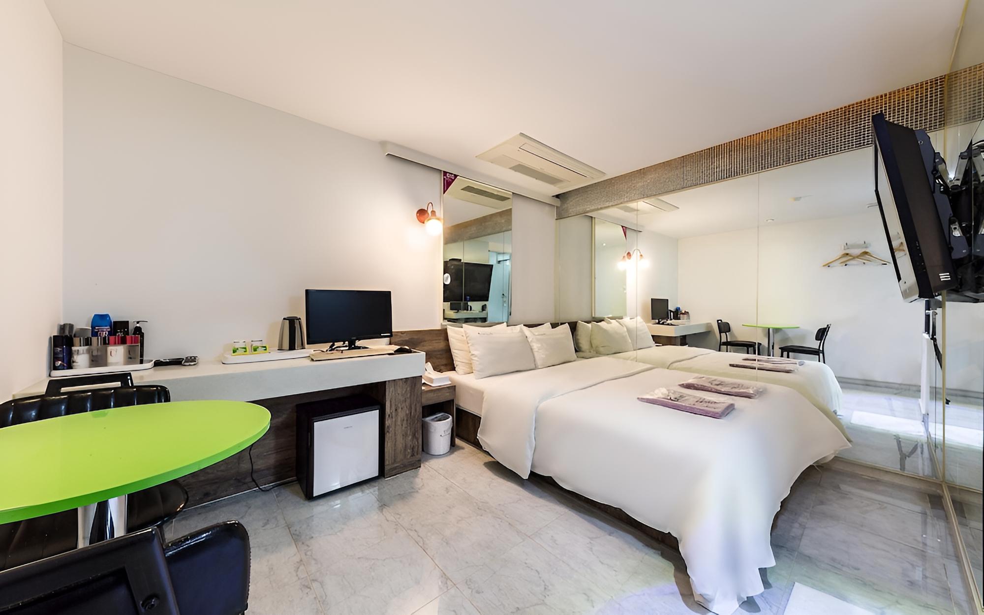 Room (Mirror Room (You can watch Netflix/Yo) - Photo 3
