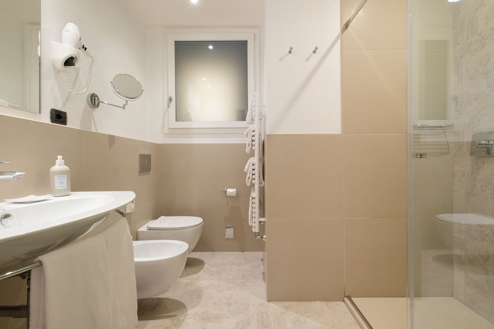 Double Room (Gold)