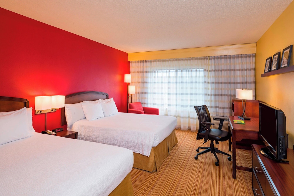 Room, 2 Queen Beds (Mobility/Hearing Accessible, Tub)