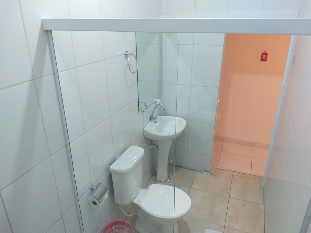 Standard suite with window - Photo 4