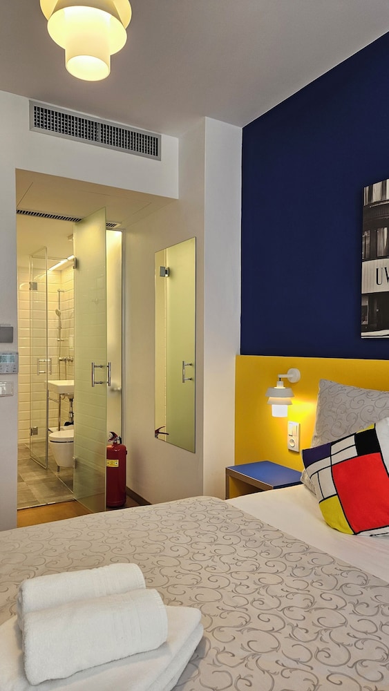 Design Room, 1 Queen Bed, Courtyard View