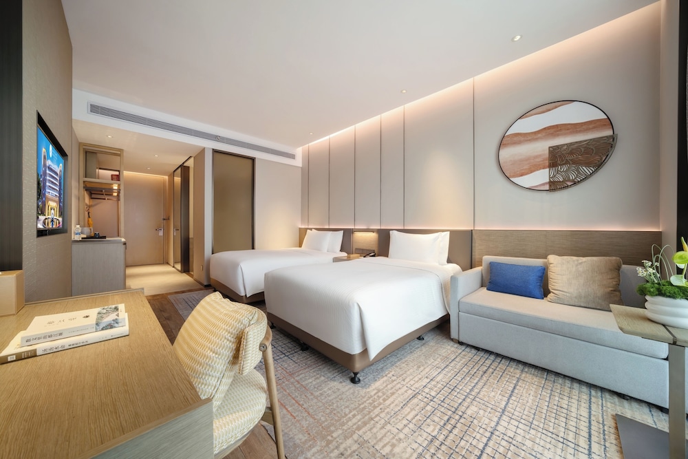 Superior Twin Room with Street View