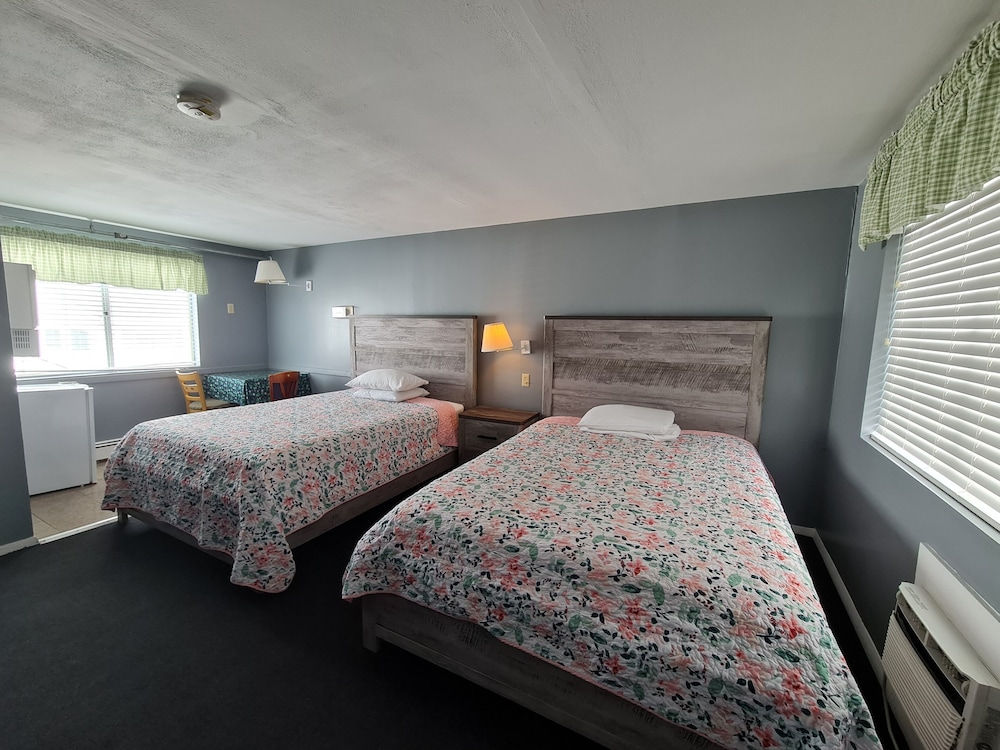 Standard Room, 1 Queen and 1 Double photo 3