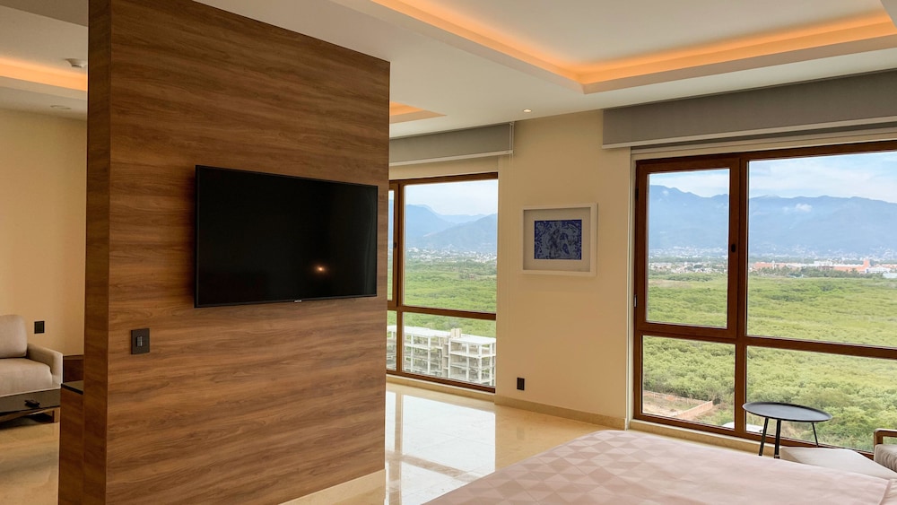 Suite, 1 King Bed (Top Floor) - Photo 11