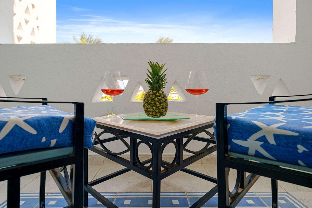 Aquamarine  Queen or Twin Room - Pool View & Garden View - Photo 3