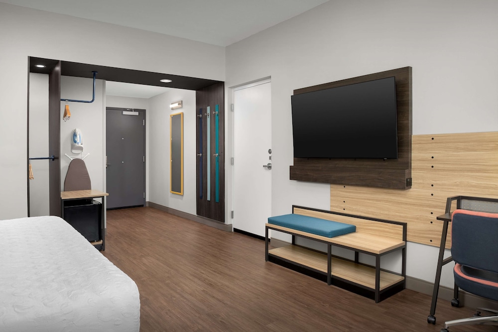 Room, 1 King Bed, Bathtub - Photo 1