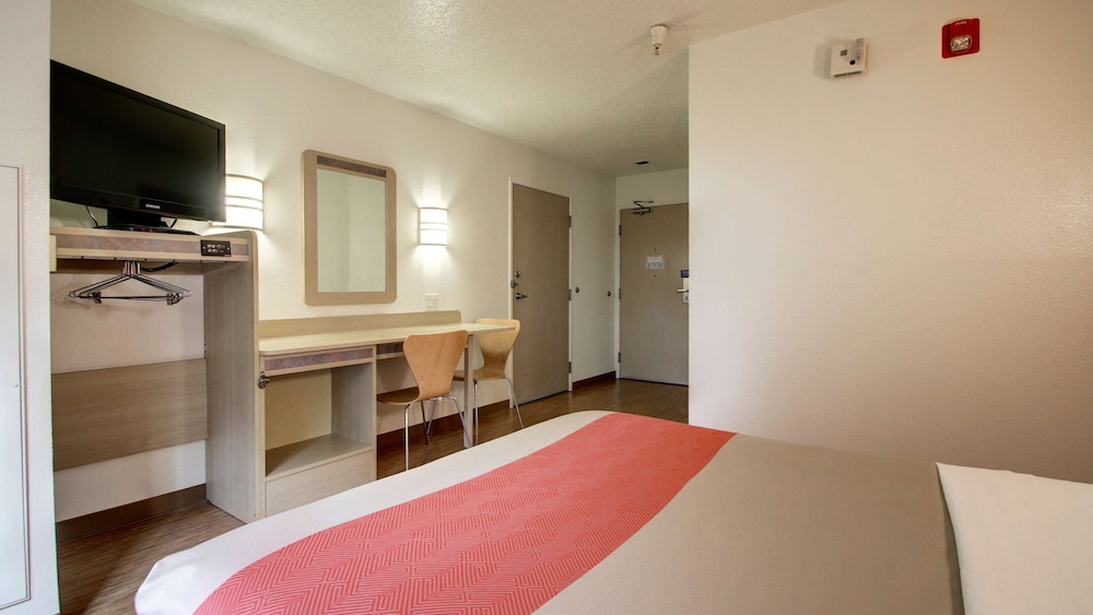 Deluxe Room, 1 Queen Bed, Smoking, Refrigerator & Microwave photo 3