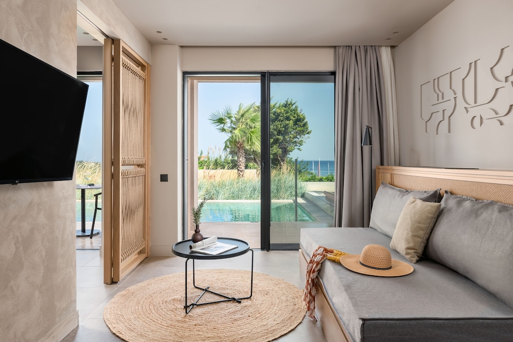 Helea Suite with Swim Up Pool thumbnail 5
