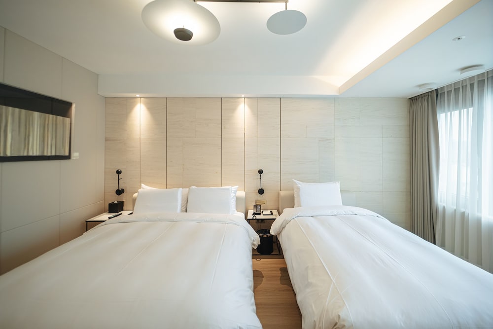 Deluxe Family Twin Room - Photo 11