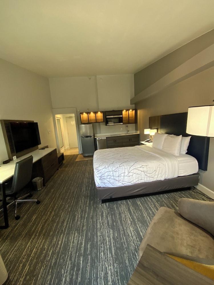 Standard Room, 2 Queen Beds, Non Smoking, Balcony (Shower Only) thumbnail 6