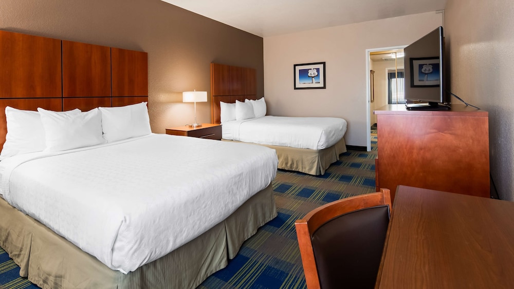 Suite, 2 Queen Beds, Non Smoking, Refrigerator & Microwave (with Sofabed) - Photo 2