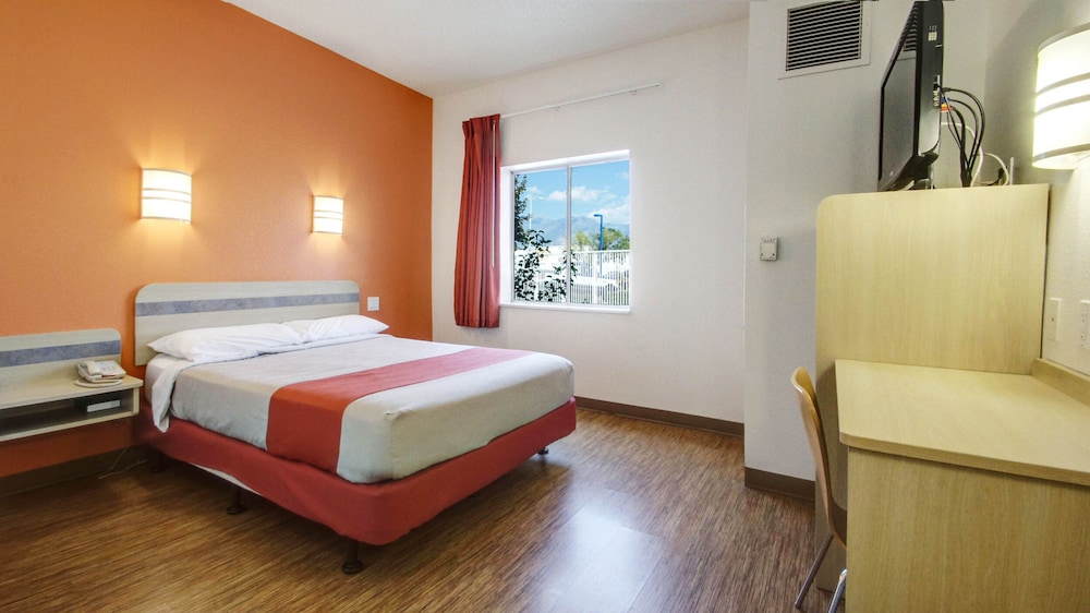 Deluxe Room, 1 Queen Bed, Non Smoking photo 1