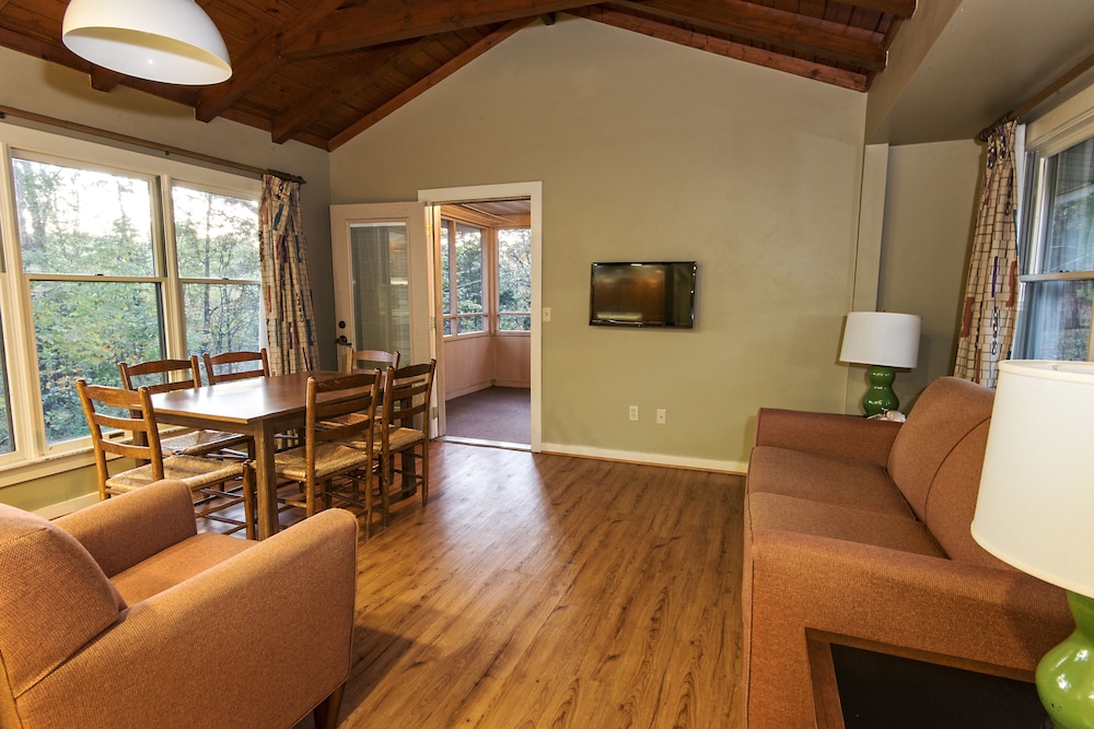 Cottage, 2 Bedrooms (1 Queen Bed & 2 Double Beds) photo 2