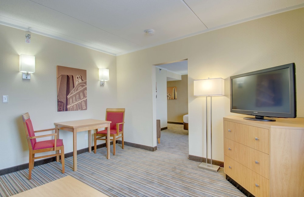 Family Suite, 1 King Bed, Non Smoking, Refrigerator & Microwave (with Sofabed) - Photo 6