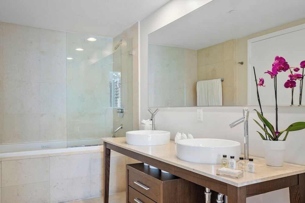 Boutique Apart, 1 King & Sofa Bed, Sauna, River/City Views, Balcony2607
