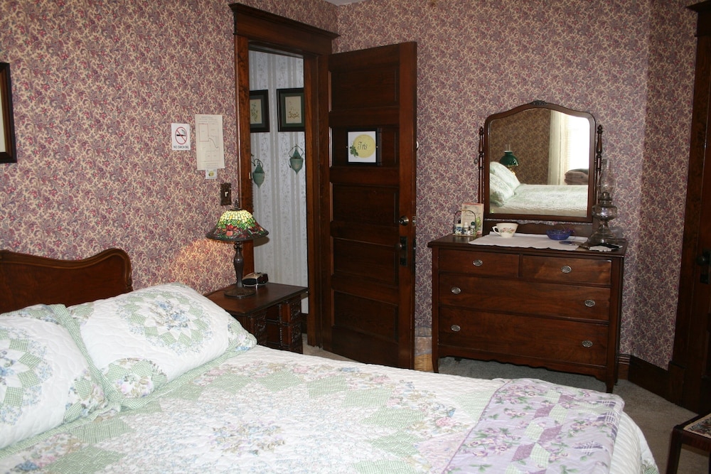 Standard Double Room, Private Bathroom, City View (Iris)