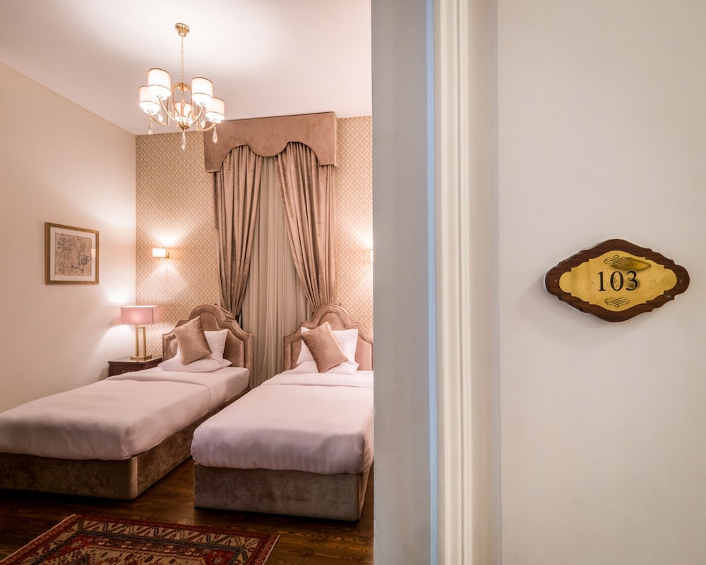 Standard Single Room, 1 King Bed photo 3