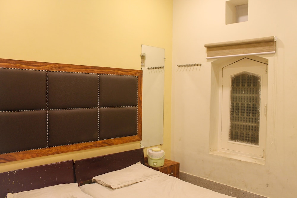 Basic Double Room, 3 Bedrooms photo 2