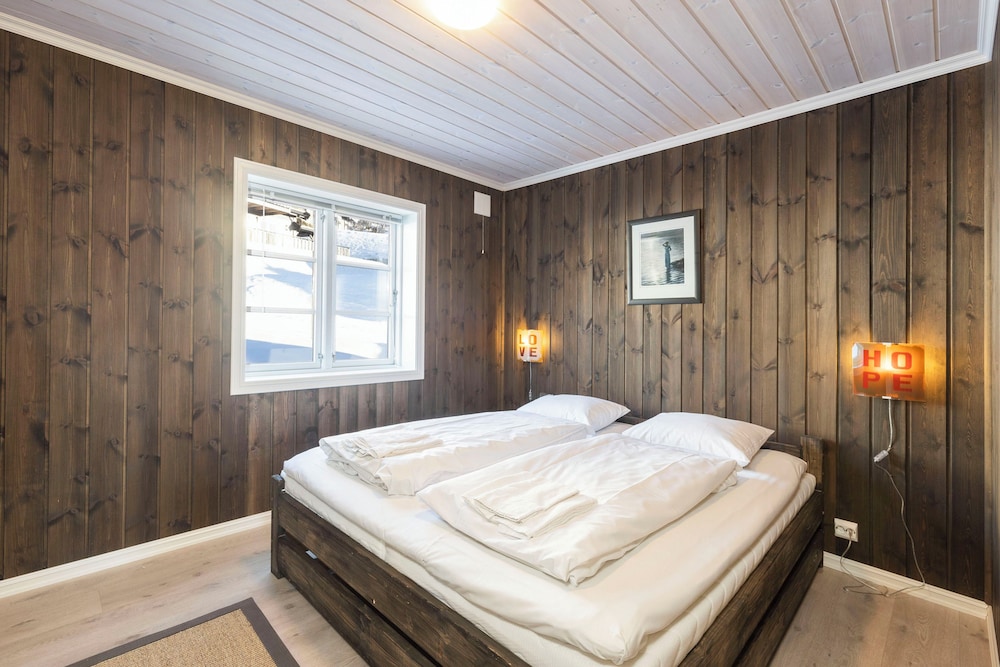 Cabin, 4 Bedrooms, Pets Not Allowed, Mountain View photo 2