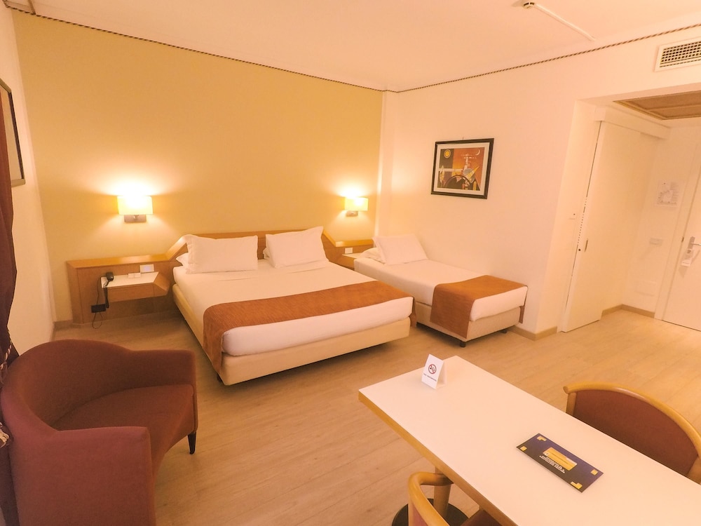 Standard Room, Multiple Beds - Photo 7