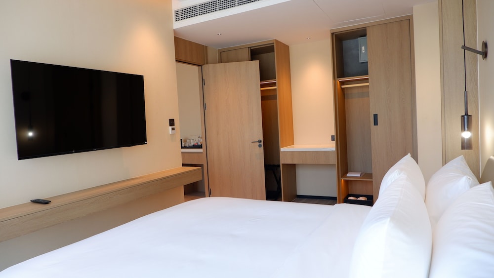 One Bedroom Suite - Photo 4