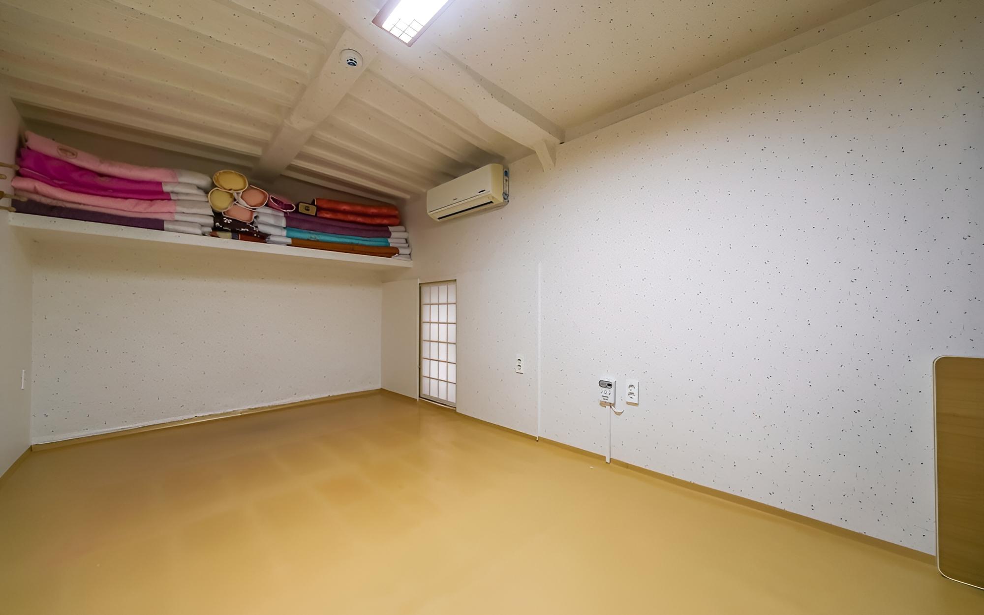 Room (Juk Room (Hwangto Ondol Room Pet Allo)