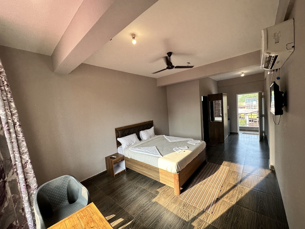 Deluxe Room - Photo 15