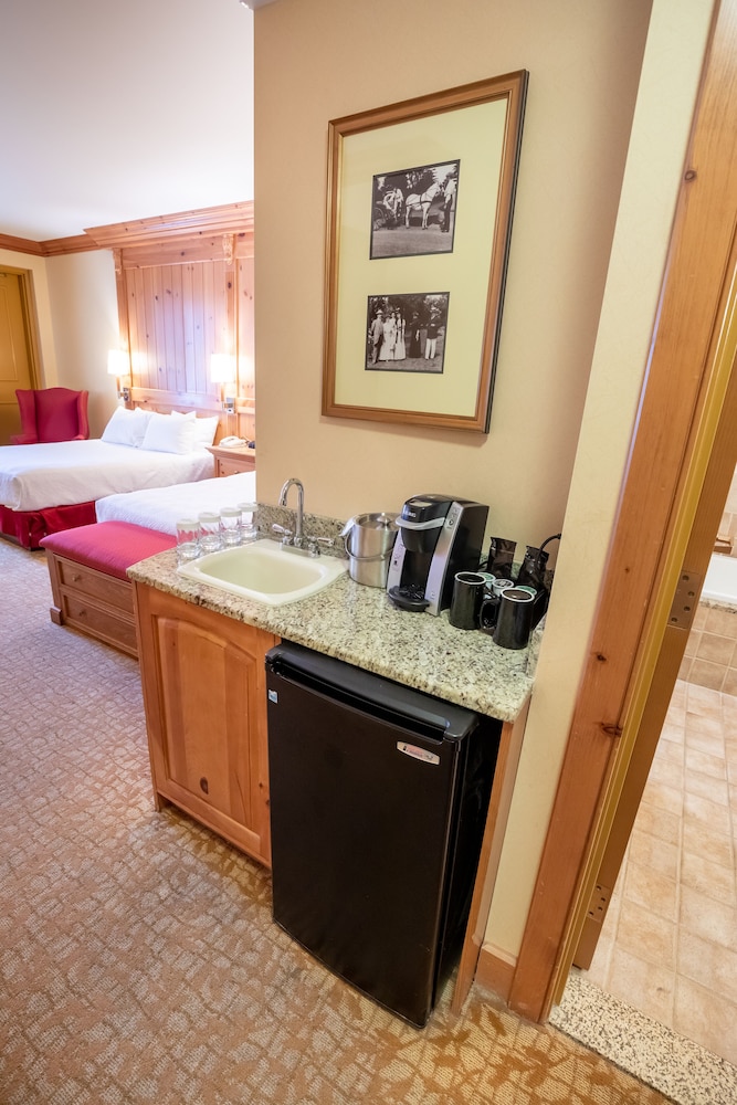 Premium Double Room, 2 Queen Beds, Refrigerator photo 3