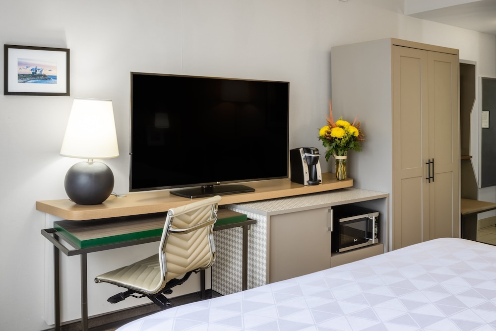 Standard Room, 1 King Bed (Communications) - Photo 6