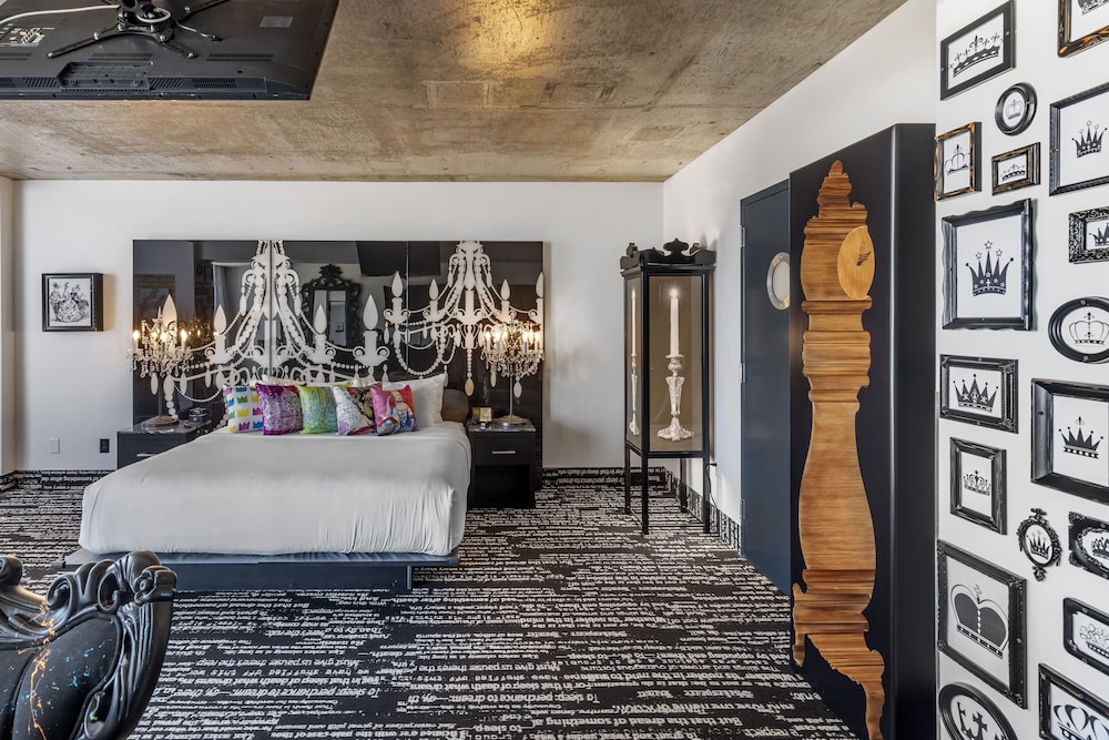 Premium Room, 1 King Bed (Cake) - Photo 3