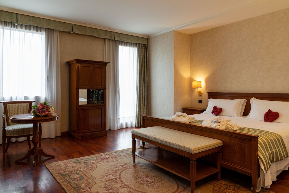 Junior Suite, 1 King Bed - Photo 1
