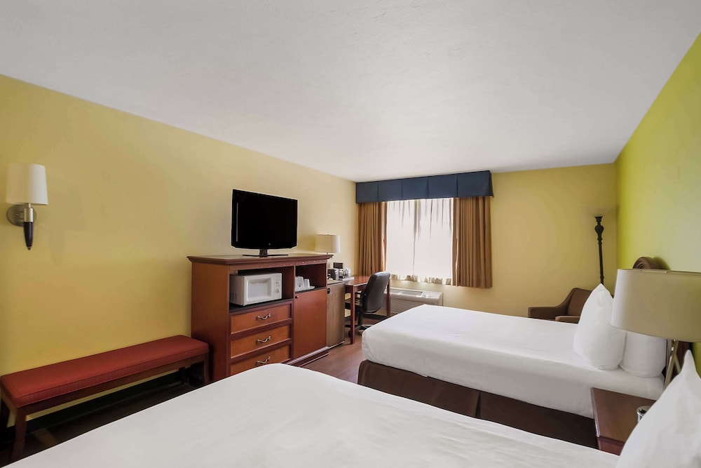 Room, 2 Queen Beds, Non Smoking - Photo 3