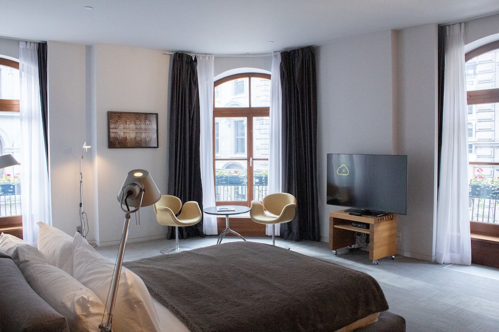 Suite, Corner - Photo 1