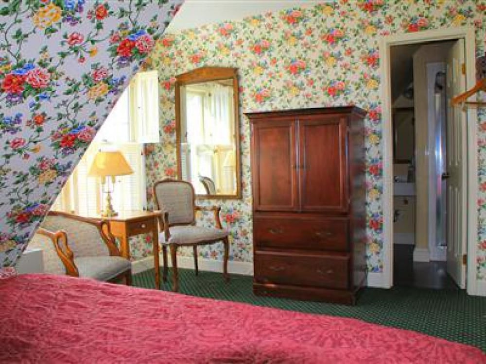 Premium Single Room, Ensuite (COZY COLONIAL ONE QUEEN) photo 2