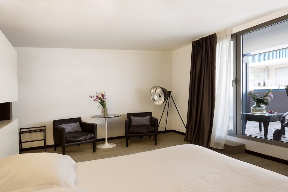 Deluxe Room, Terrace, Street view photo 1