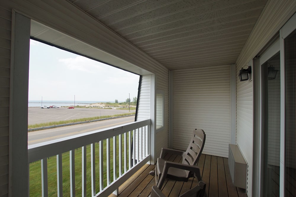 Traditional Room, 1 King Bed with Sofa bed, Balcony, Lake View photo 2
