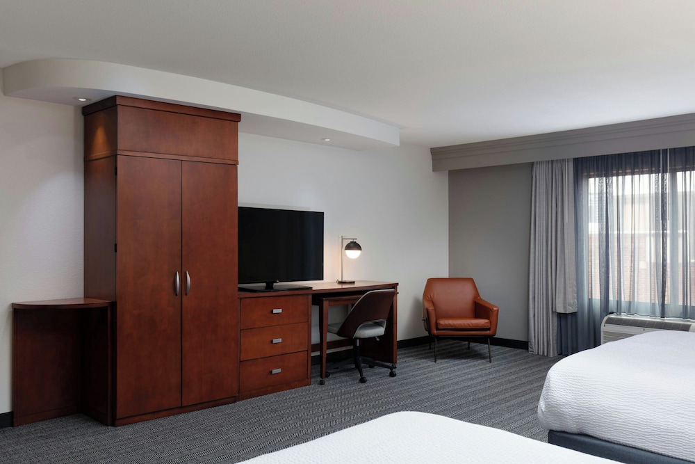 Room (Mobility/Hearing Accessible, Tub) photo 3