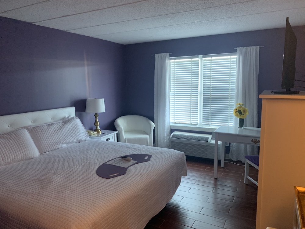 Standard Room, 1 King Bed, River View photo 2