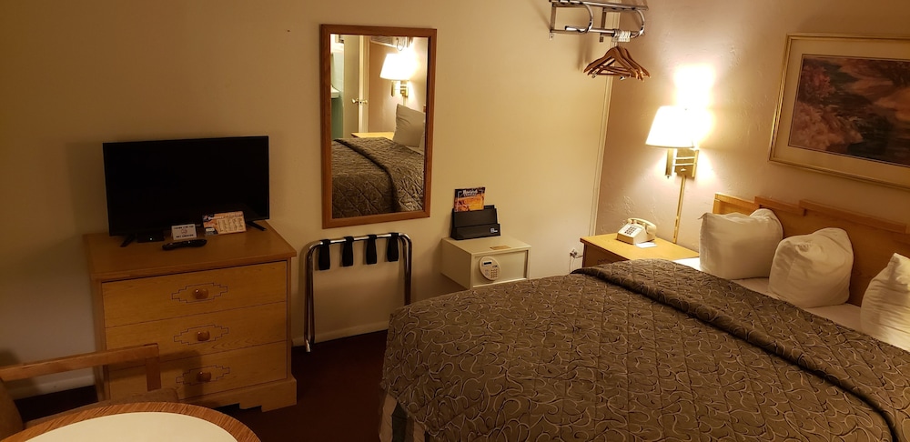 Standard Room, 1 Queen Bed photo 3