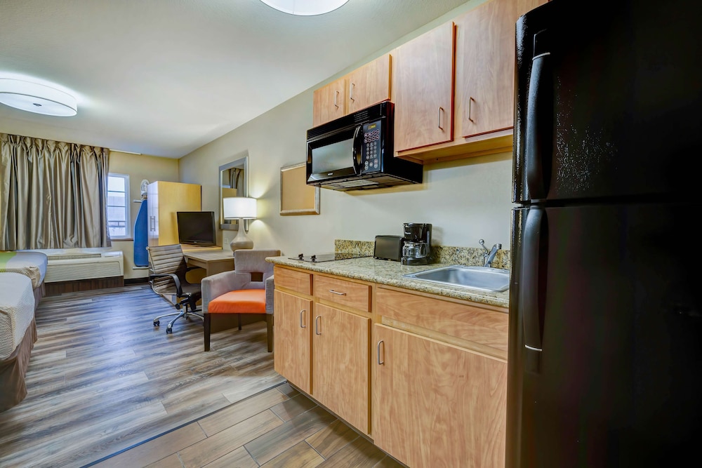 Deluxe Room, 1 King Bed, Non Smoking, Kitchenette - Photo 8