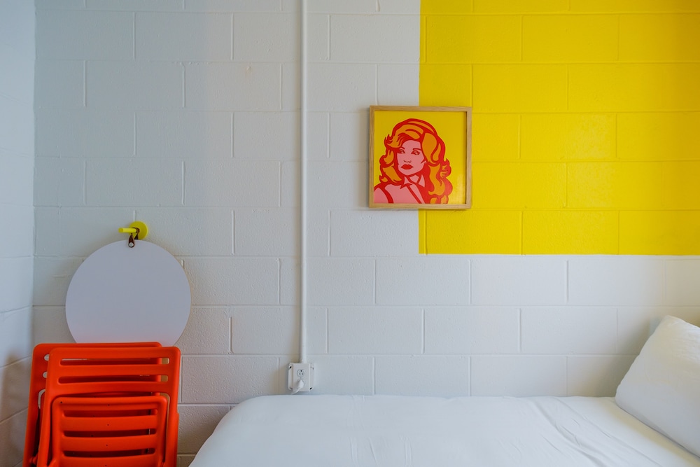 Room 218: Cozy Full