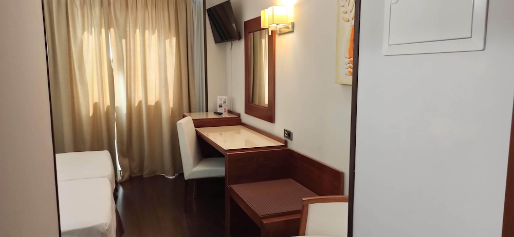 Double room with 2 beds adapted for people with disabilities.