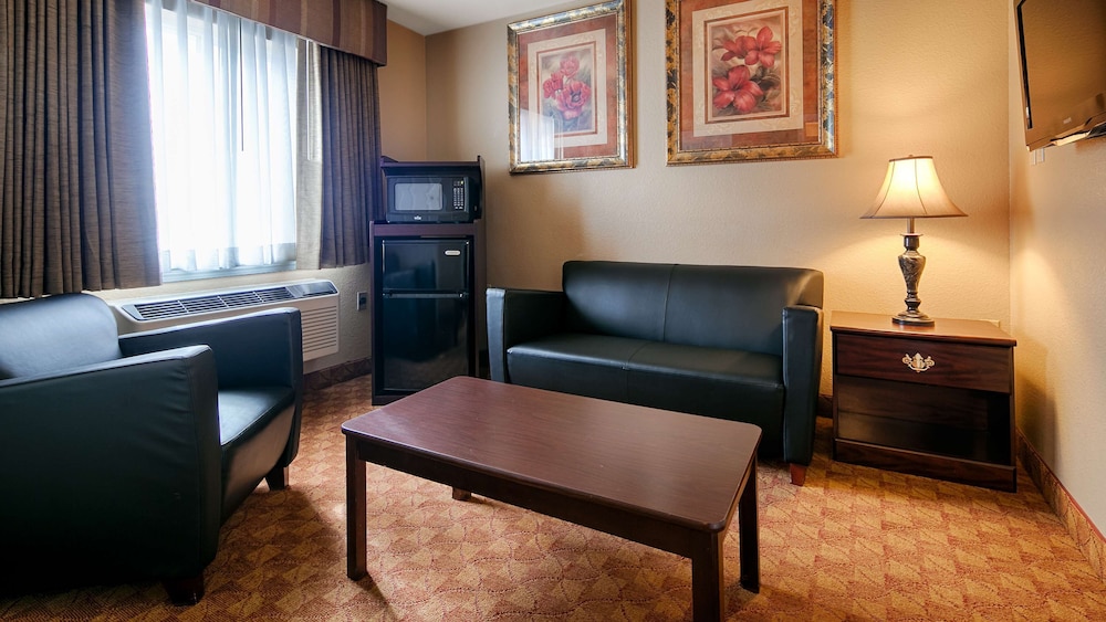 Suite, 2 Queen Beds, Non Smoking, Refrigerator & Microwave - Photo 1
