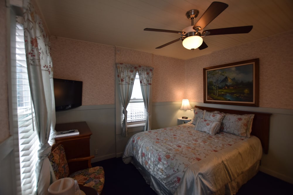 Cottage, 1 Queen Bed (Cottage-1Queen+ Kitchen) photo 1