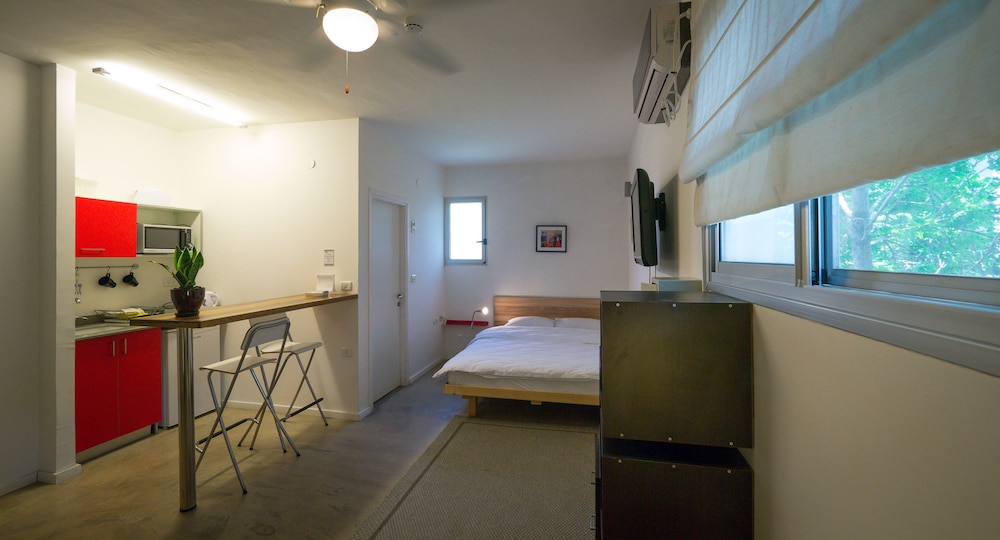 Studio Apartment - Photo 1
