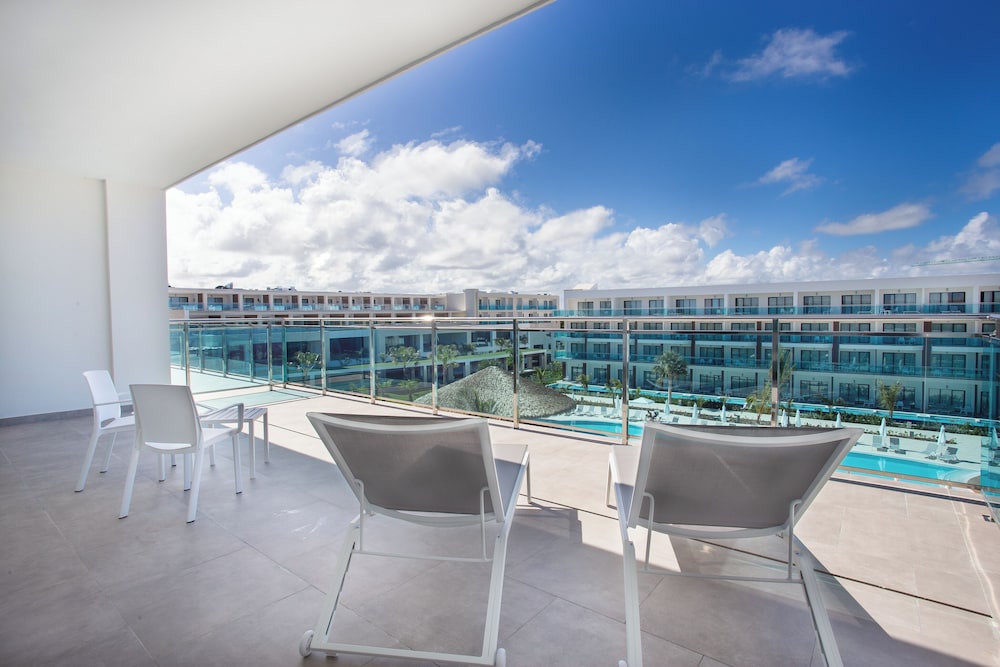 Luxury Suite - Photo 14