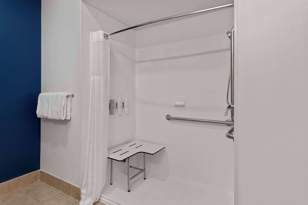 Room, 1 King Bed, Accessible (Mobility & Hearing, Roll-in Shower) photo 3
