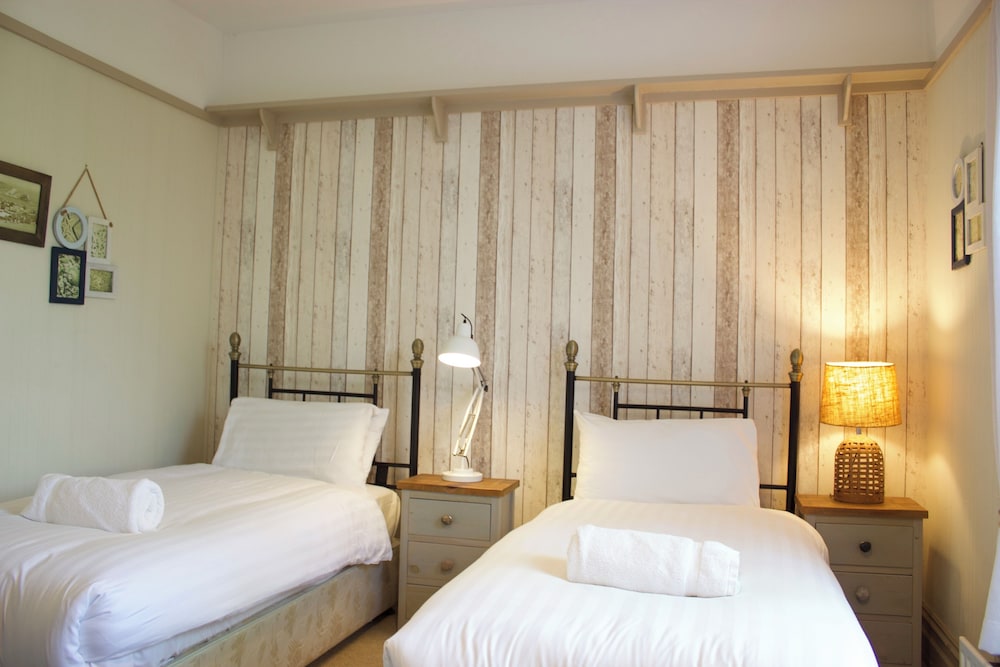 Standard Twin Room - Photo 1