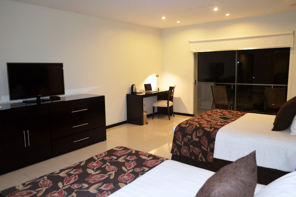 Executive Suite, 2 Queen Beds, Pool View photo 3